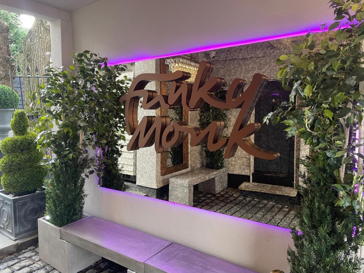 Funky Monk Hotel Epping Exterior photo